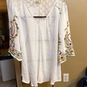 Boho Embroidered White V-Neck Women's Top. Fig and Flower Size XL